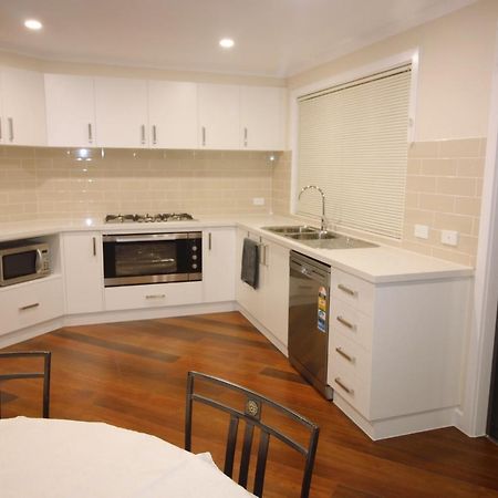 Silver House - Melbourne Airport Accommodation - 7 Minutes From Melbourne Airport Buitenkant foto