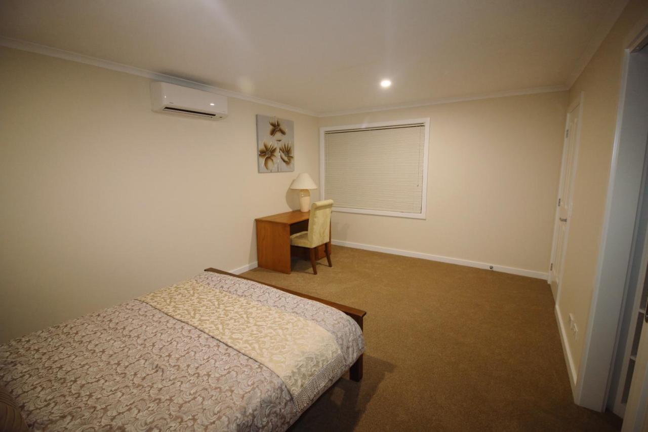 Silver House - Melbourne Airport Accommodation - 7 Minutes From Melbourne Airport Buitenkant foto