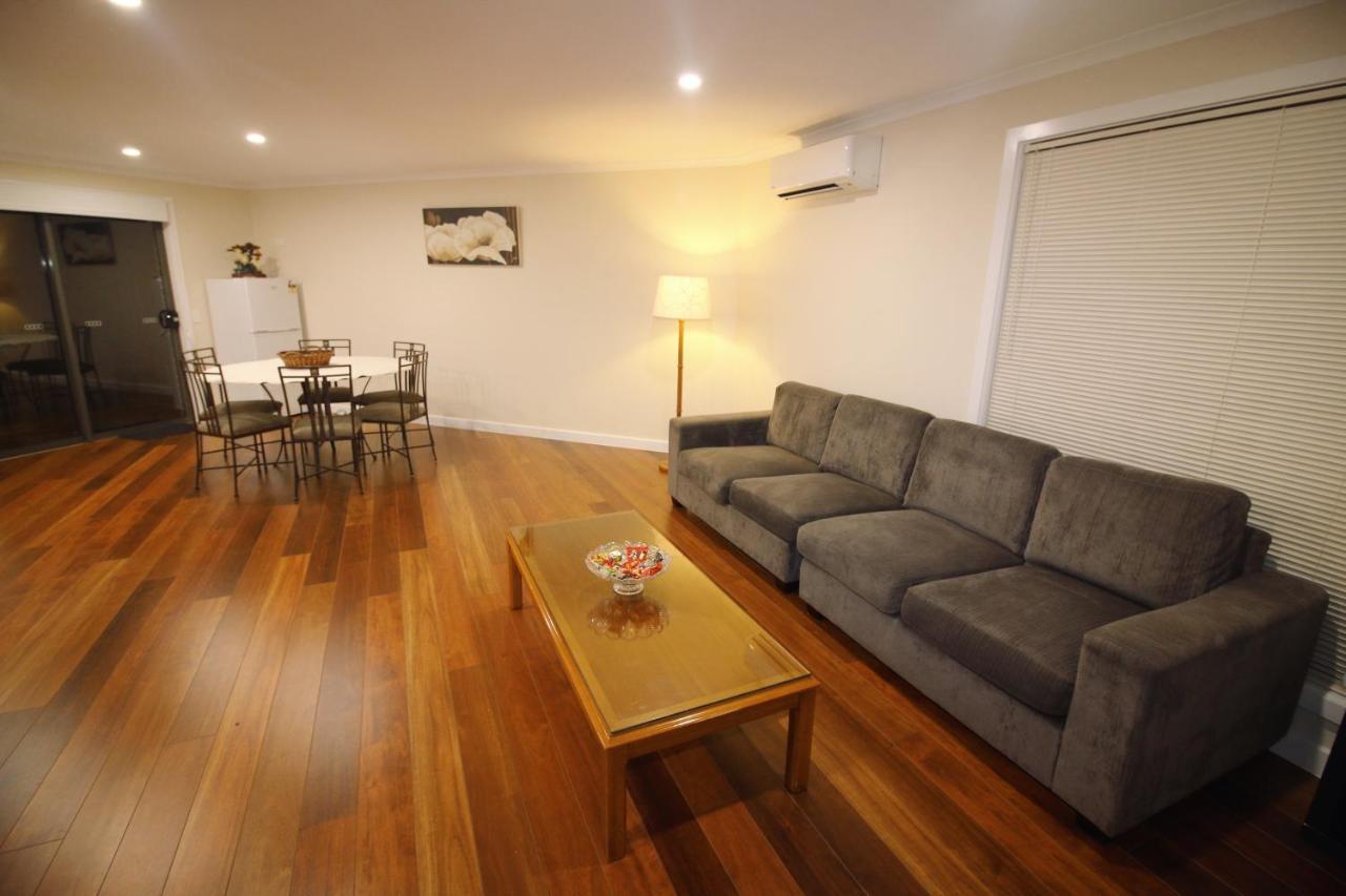 Silver House - Melbourne Airport Accommodation - 7 Minutes From Melbourne Airport Buitenkant foto