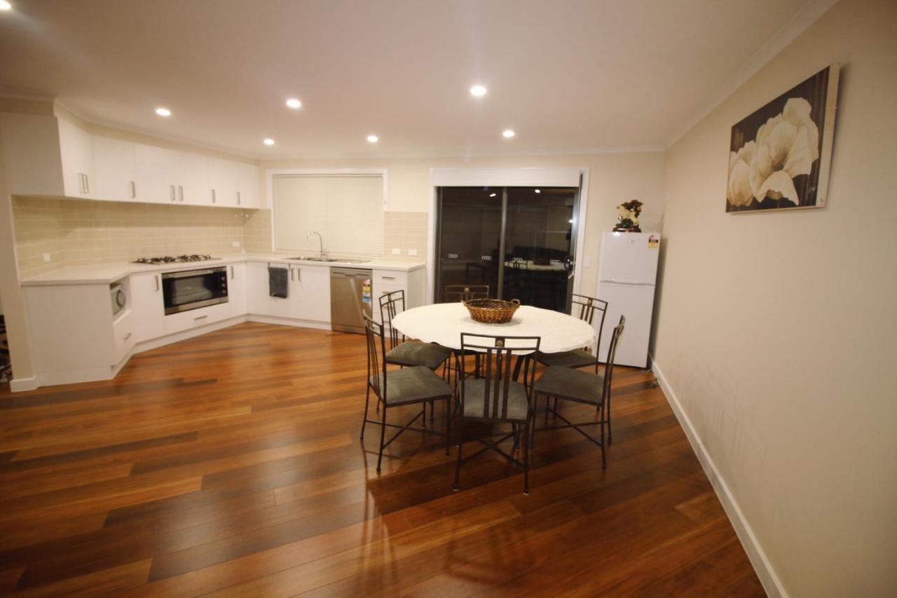 Silver House - Melbourne Airport Accommodation - 7 Minutes From Melbourne Airport Buitenkant foto