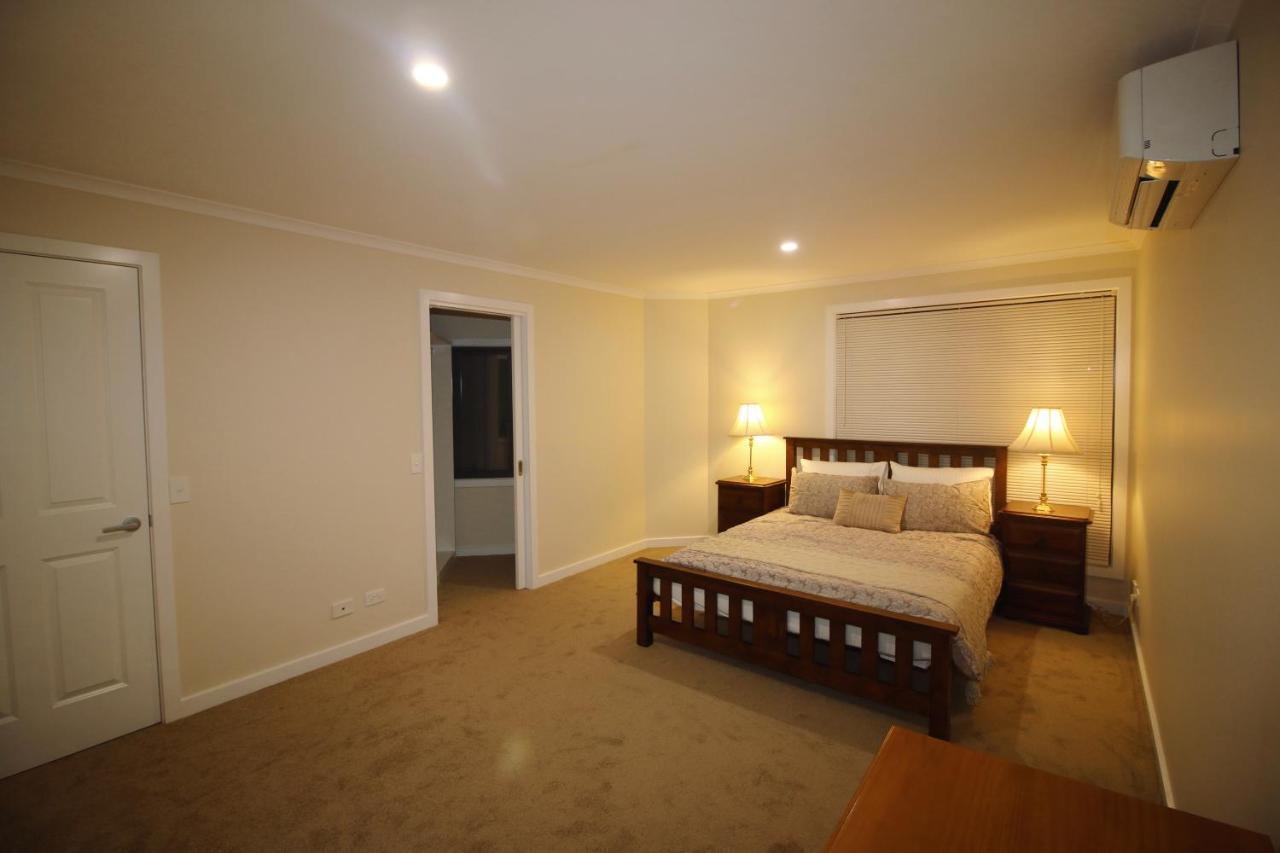Silver House - Melbourne Airport Accommodation - 7 Minutes From Melbourne Airport Buitenkant foto