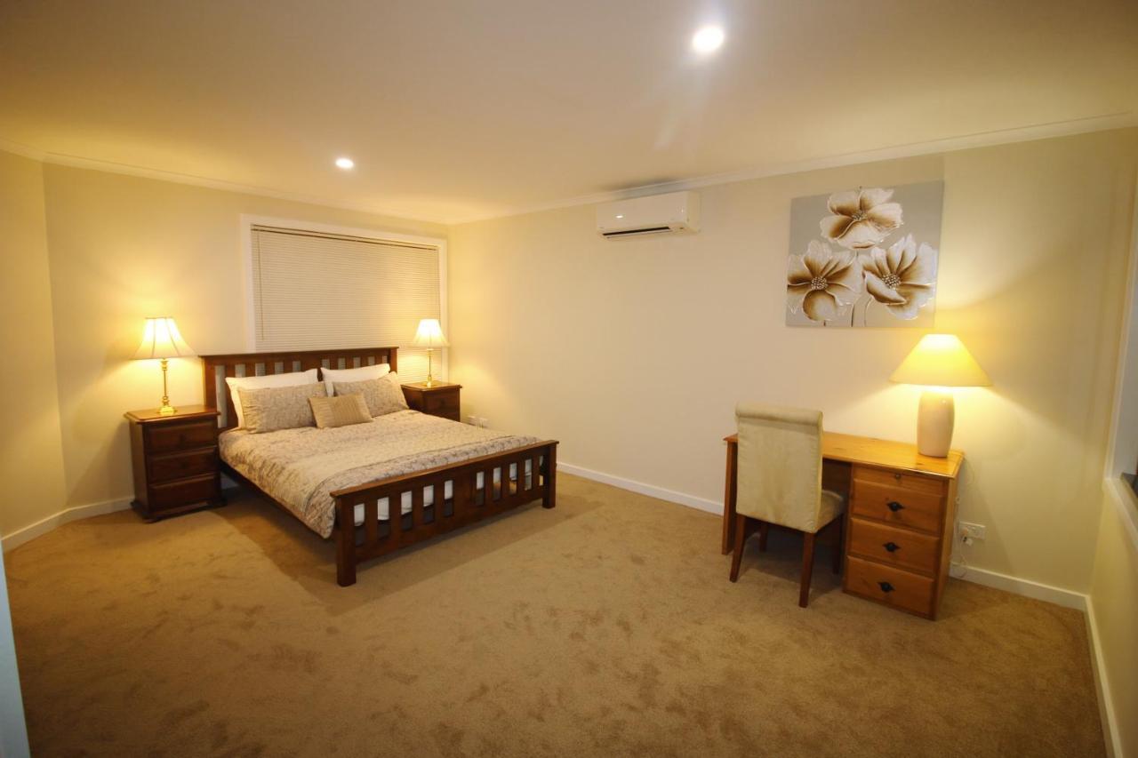 Silver House - Melbourne Airport Accommodation - 7 Minutes From Melbourne Airport Buitenkant foto