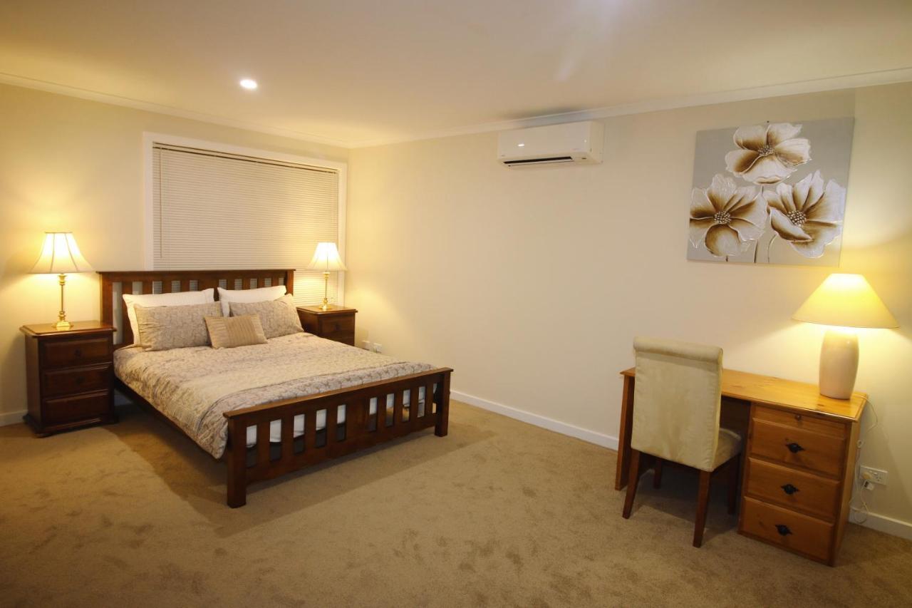 Silver House - Melbourne Airport Accommodation - 7 Minutes From Melbourne Airport Buitenkant foto