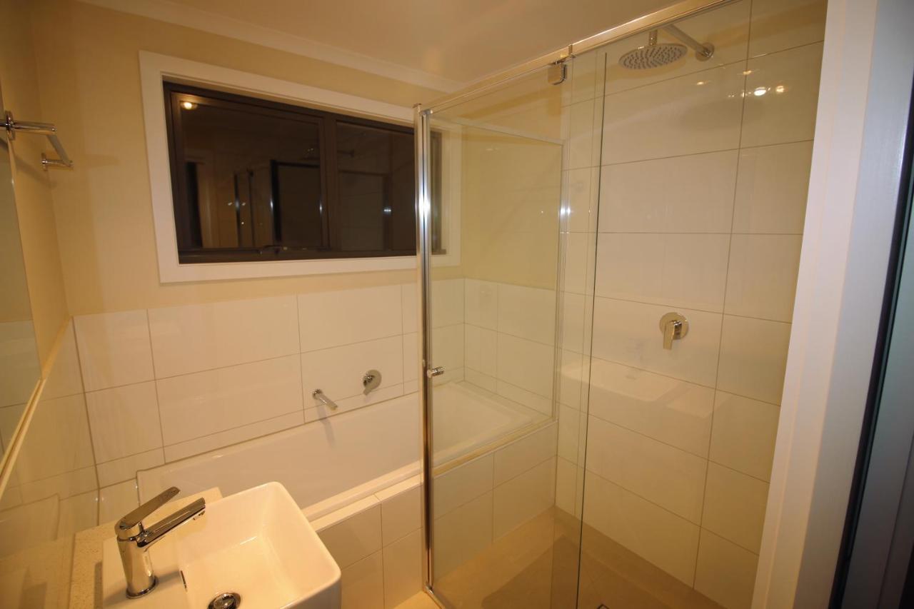 Silver House - Melbourne Airport Accommodation - 7 Minutes From Melbourne Airport Buitenkant foto