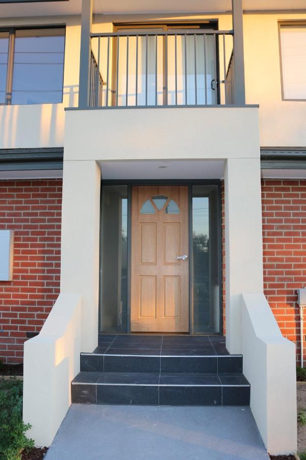 Silver House - Melbourne Airport Accommodation - 7 Minutes From Melbourne Airport Buitenkant foto
